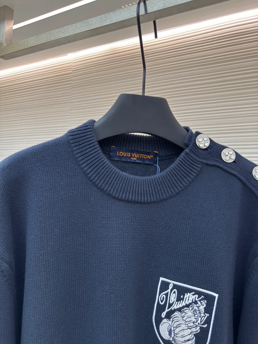LOUIS VUITTON conch pullover ●Authentic product: Purchased and developed for 14600 ●Item number: 1680419-B50 ●Fabric: mercerized long-staple cotton ●Technology: knitting ●Version: loose fit ●Weight: about 790 grams ●Size: XS-S-M-L ●Description: Made of 100% top-grade long-staple cotton, fully combed and compacted + singeing mercerization process, striving for excellence, which not only retains the simplicity and gentleness of pure cotton, but also gives it a noble temperament like silk. The color is beautiful, the touch is gentle and delicate, you can enjoy silky smoothness, and the long-staple cotton has long fiber The fiber length is usually more than 2.5 centimeters, which is about twice the length of ordinary cotton yarn. Therefore, clothes made of raw materials with this fiber length are more wrinkle-resistant, non-pilling, and have clear textures that are beyond the reach of ordinary cotton yarn. They are non-sticky when worn for a long time in summer, and have particularly good sweat-absorbing effects. The overall wiring is straight and delicate, the fabric is comfortable and soft, and the color is consistent without color difference. It can be matched with the same style to create a fashionable look and control various occasions. Customized accessories, complete with three standards, same style for men and women!